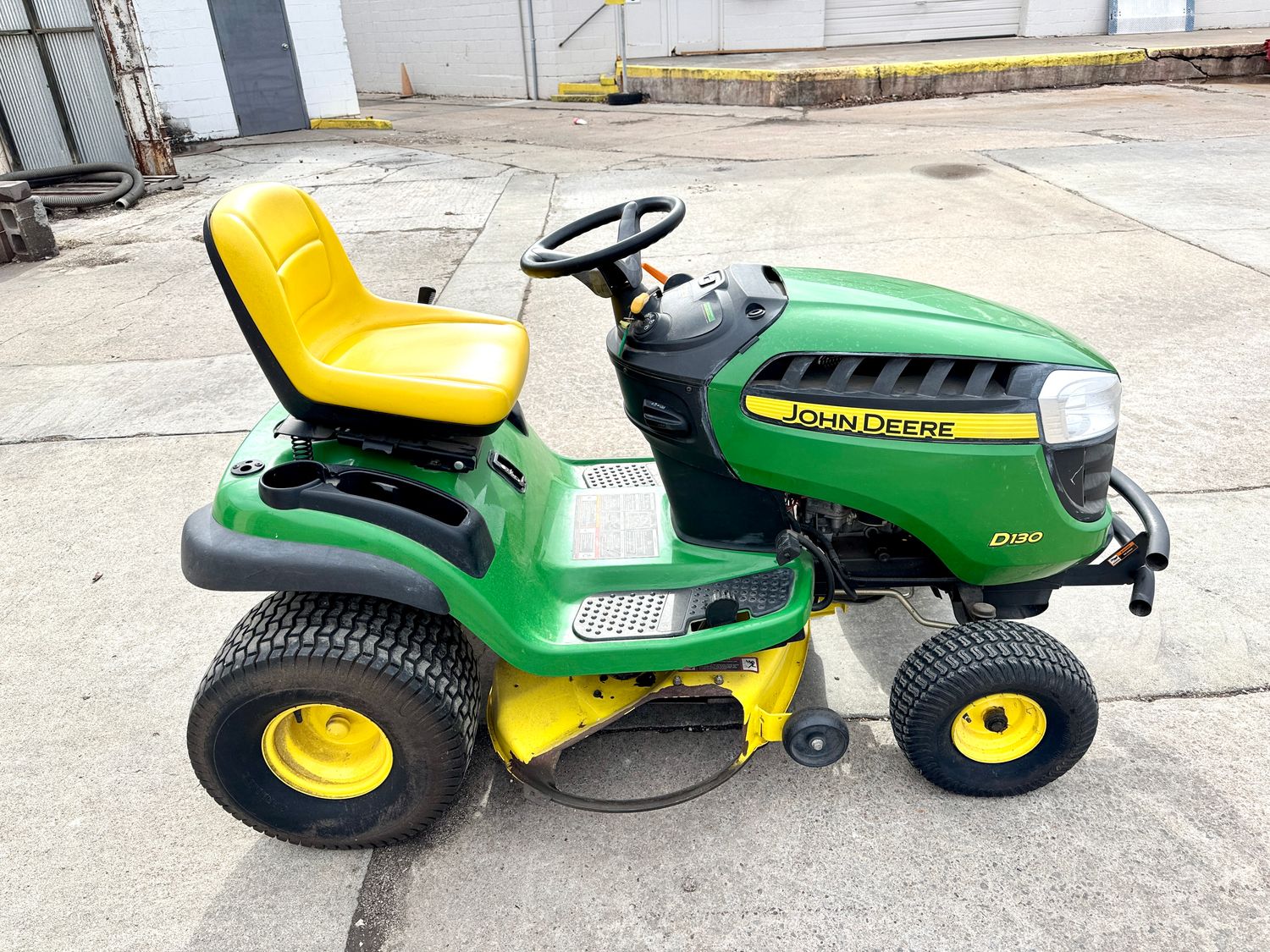 244 JOHN DEERE D130 RIDING MOWER
