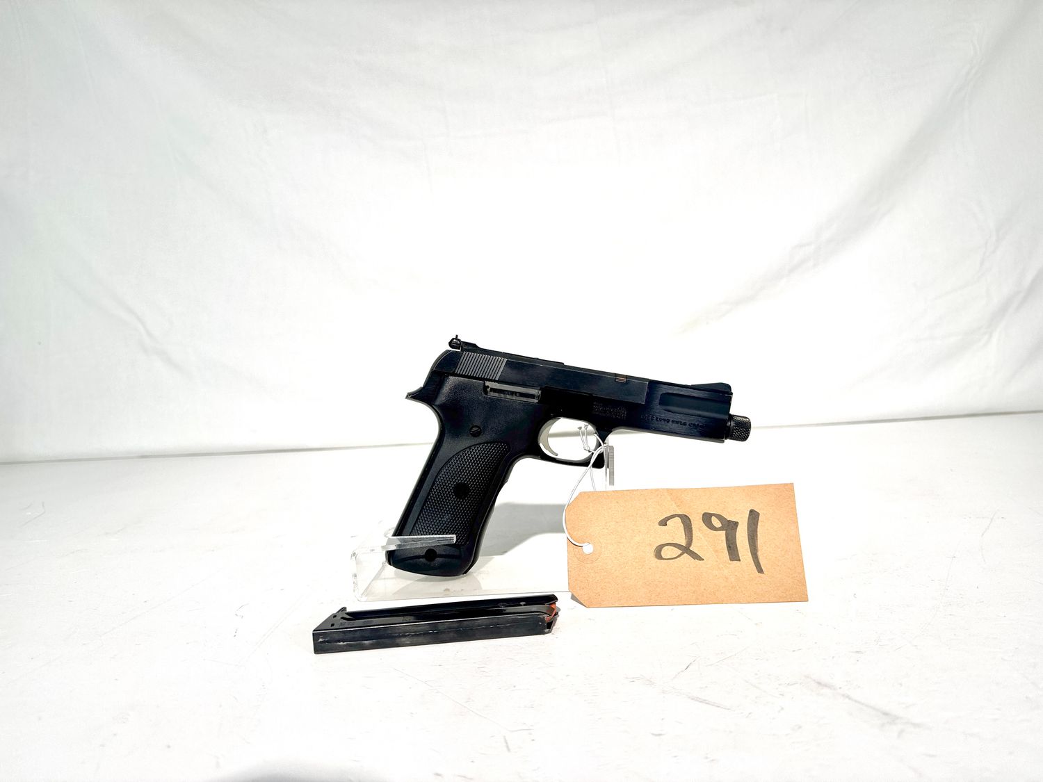 291 SMITH &amp; WESSON MODEL 422 22LR SEMI AUTO PISTOL