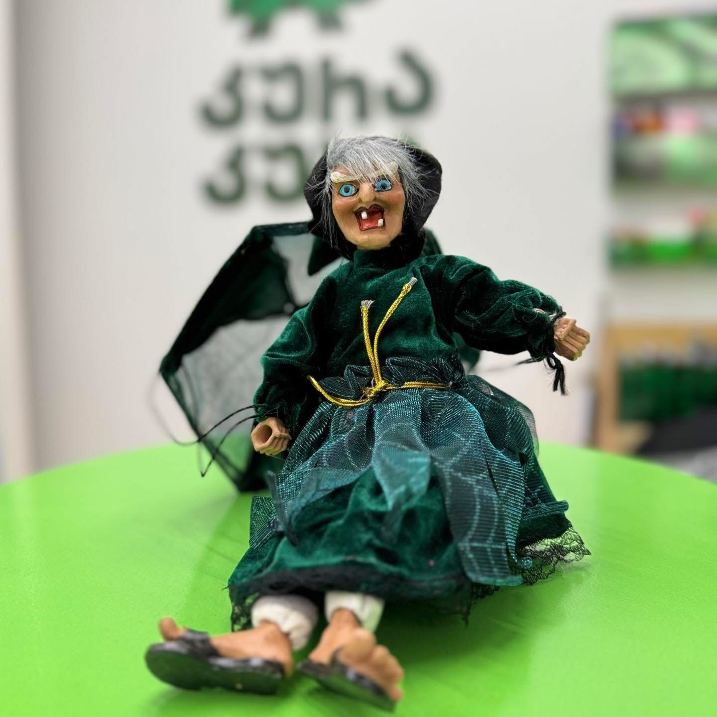 ჰელოუინის დეკორაცია - პატარა ჯადოქარი