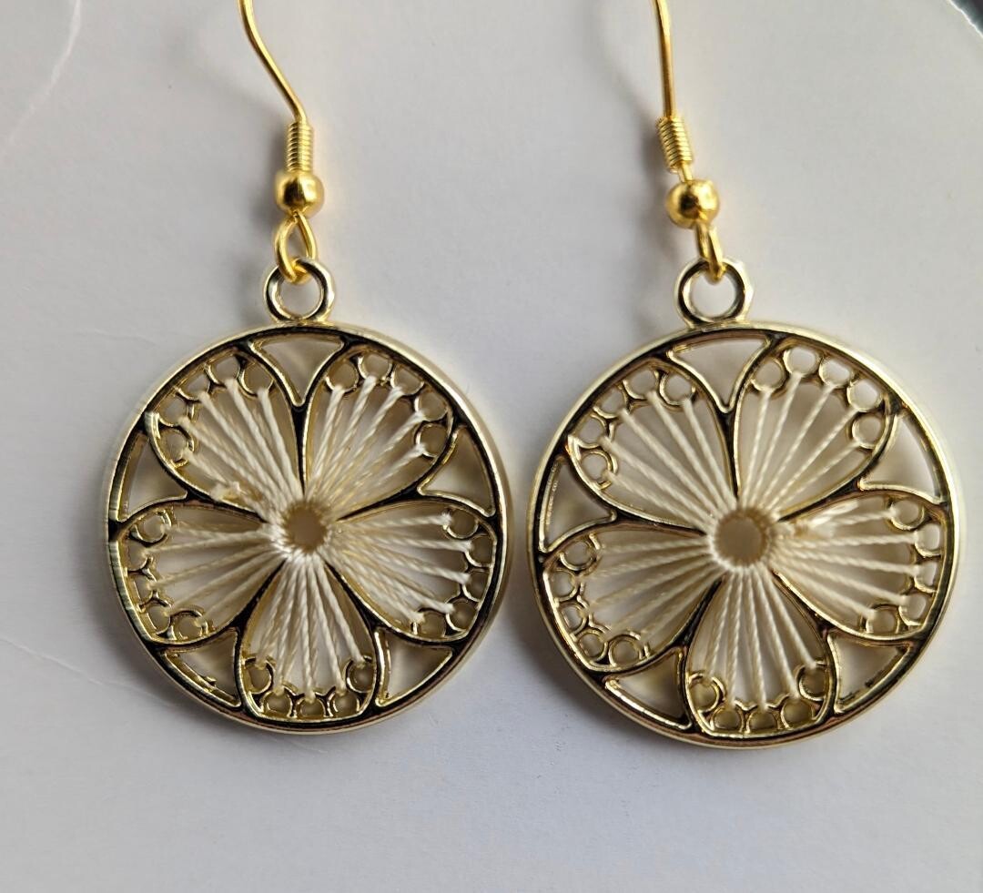 Gold and White Flowers in a Circle