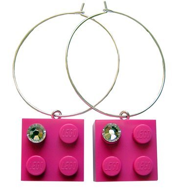 Dark Pink LEGO® brick 2x2 with a ‘Diamond’ color SWAROVSKI® crystal on a Silver plated hoop