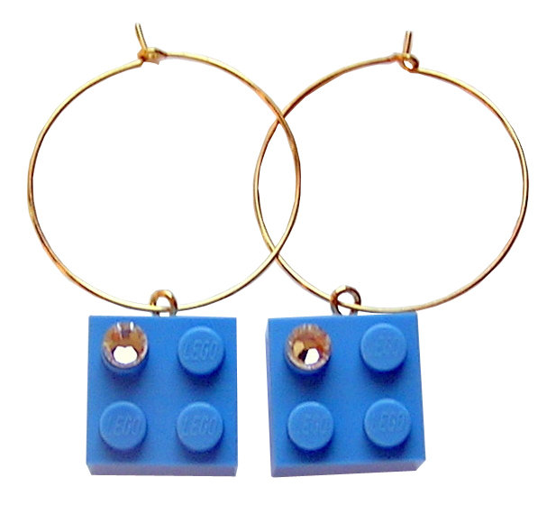 Light Blue LEGO® brick 2x2 with a ‘Diamond’ color SWAROVSKI® crystal on a Gold plated hoop​