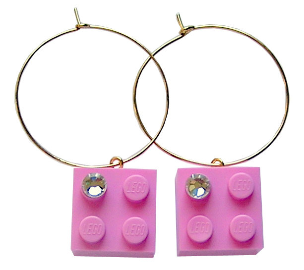 ​Light Pink LEGO® brick 2x2 with a ‘Diamond’ color SWAROVSKI® crystal on a Gold plated hoop