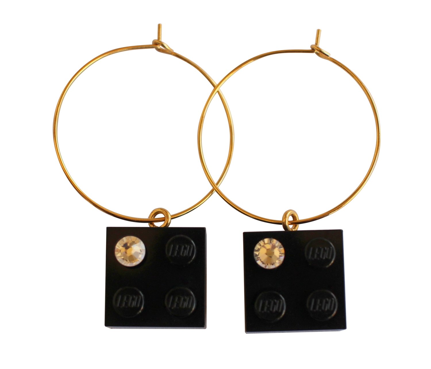 Black LEGO® brick 2x2 with a ‘Diamond’ color SWAROVSKI® crystal on a Gold plated hoop