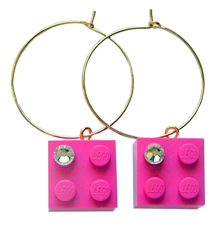 Dark Pink LEGO® brick 2x2 with a ‘Diamond’ color SWAROVSKI® crystal on a Gold plated hoop
