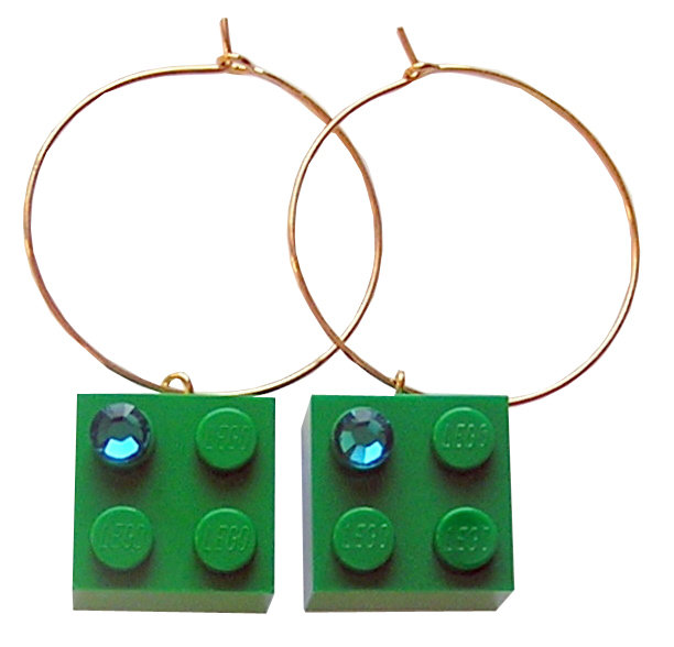 ​Dark Green LEGO® brick 2x2 with a Green SWAROVSKI® crystal on a Gold plated hoop