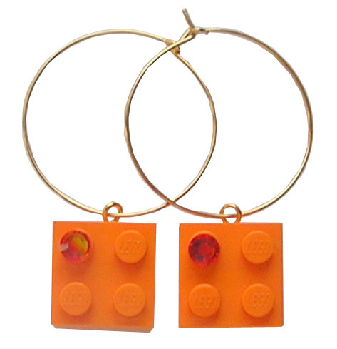​Orange LEGO® brick 2x2 with an Orange SWAROVSKI® crystal on a Gold plated hoop