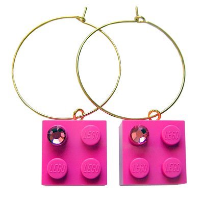 Dark Pink LEGO® brick 2x2 with a Pink SWAROVSKI® crystal on a Gold plated hoop