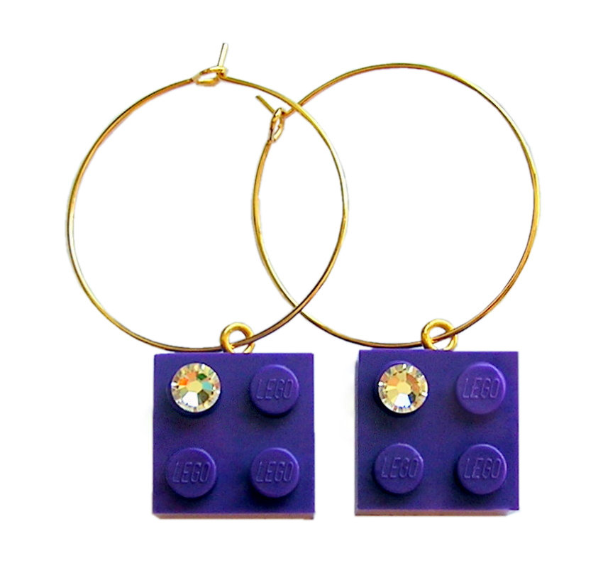 Purple LEGO® brick 2x2 with a ‘Diamond’ color SWAROVSKI® crystal on a Gold plated hoop