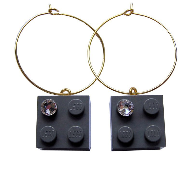 ​Gray LEGO® brick 2x2 with a ‘Diamond’ color SWAROVSKI® crystal on a Gold plated hoop