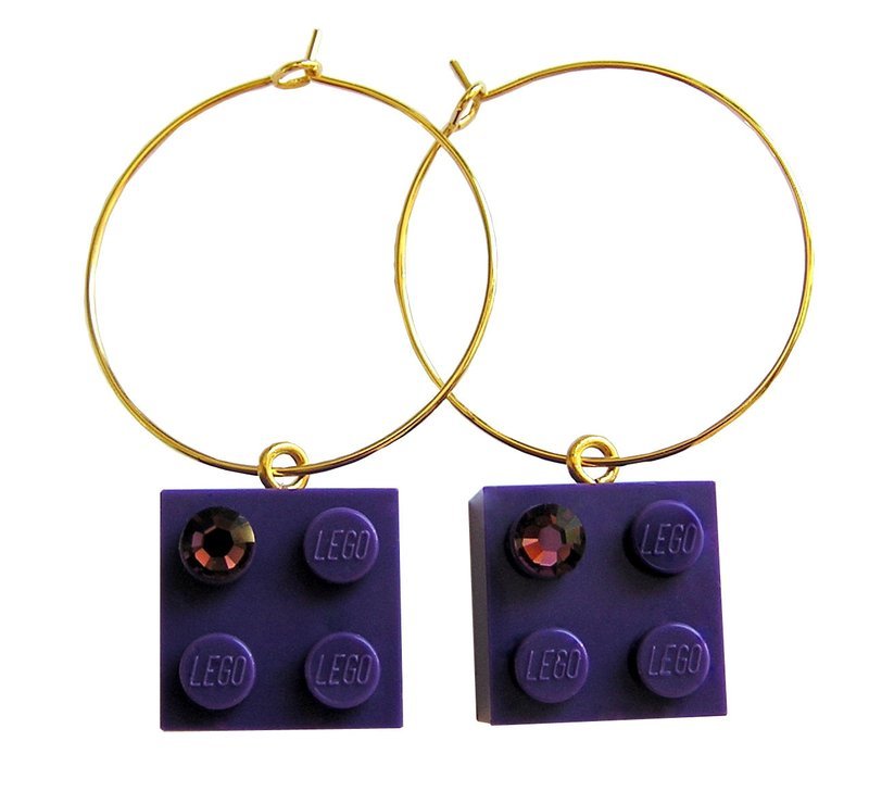 Purple LEGO® brick 2x2 with a Purple SWAROVSKI® crystal on a Gold plated hoop