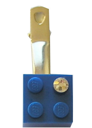 Dark Blue LEGO® brick 2x2 with a ‘Diamond’ color SWAROVSKI® crystal on a Silver plated hair clip (one piece)​