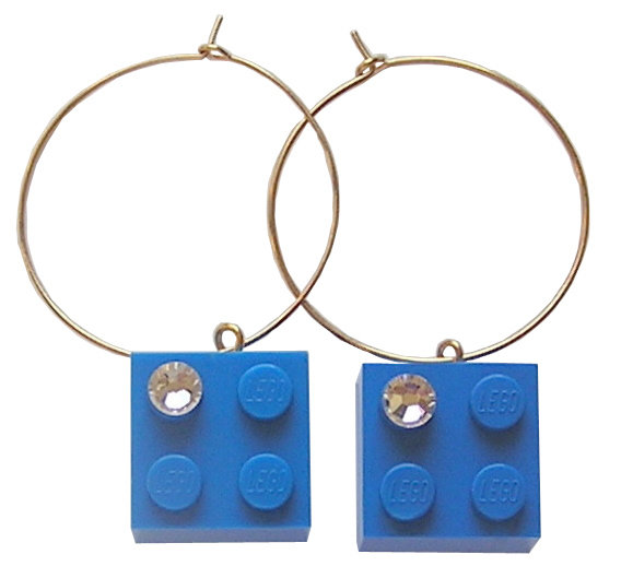 Dark Blue LEGO® brick 2x2 with a ‘Diamond’ color SWAROVSKI® crystal on a Gold plated hoop
