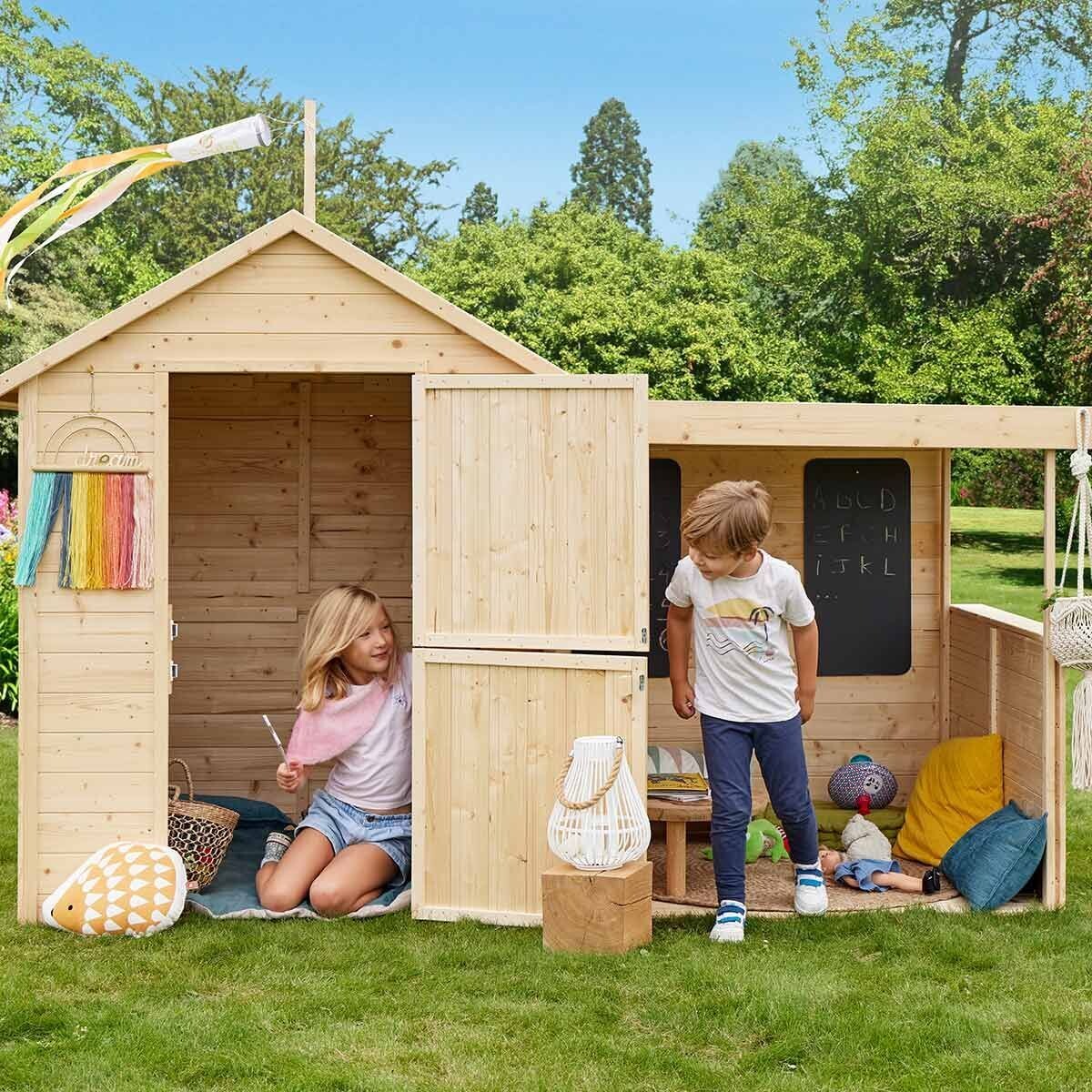 Cabane en bois avec préau pour enfants – Sarah, livraison sous 10