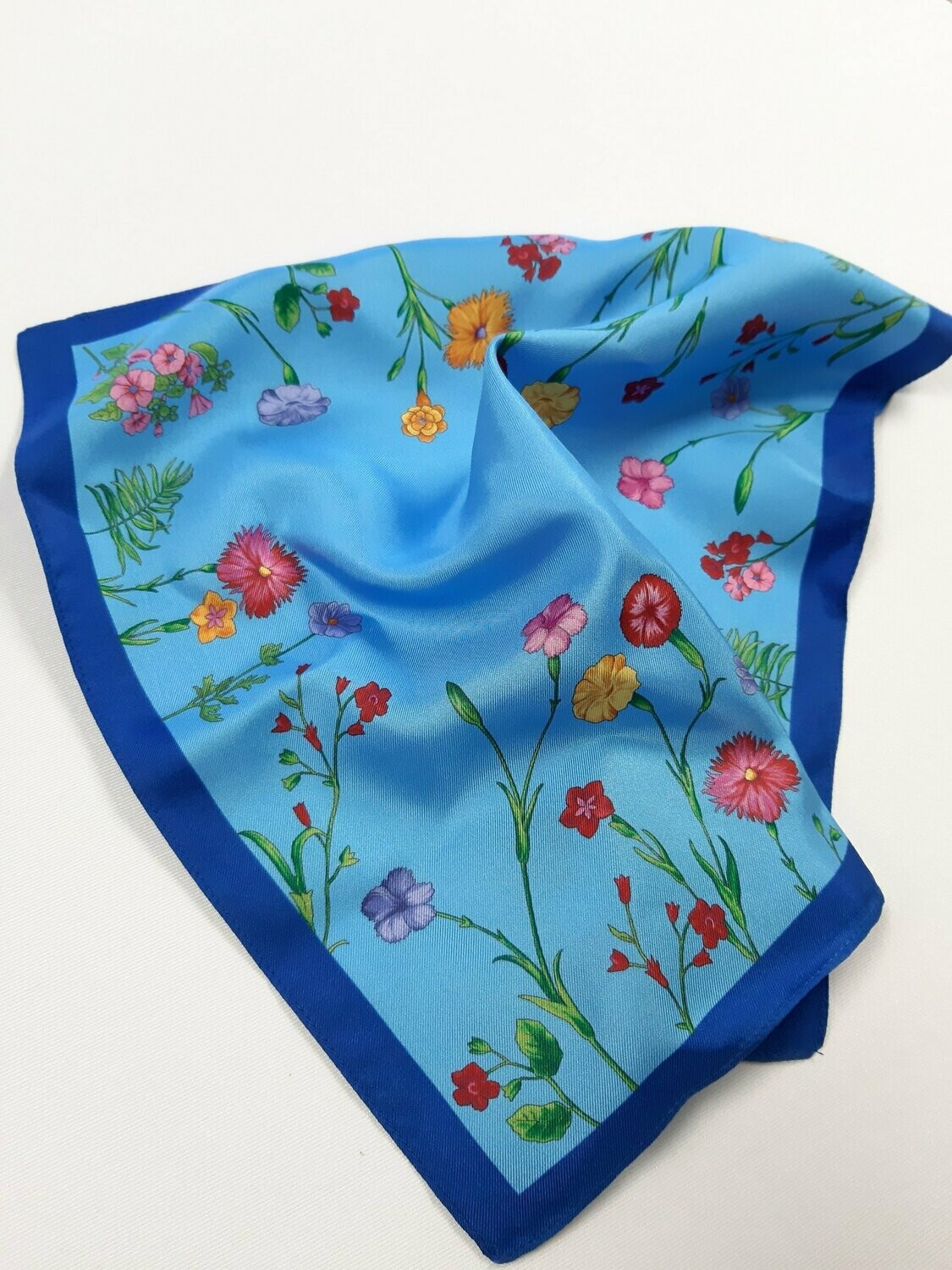 Pochette hellblau mit Blumen