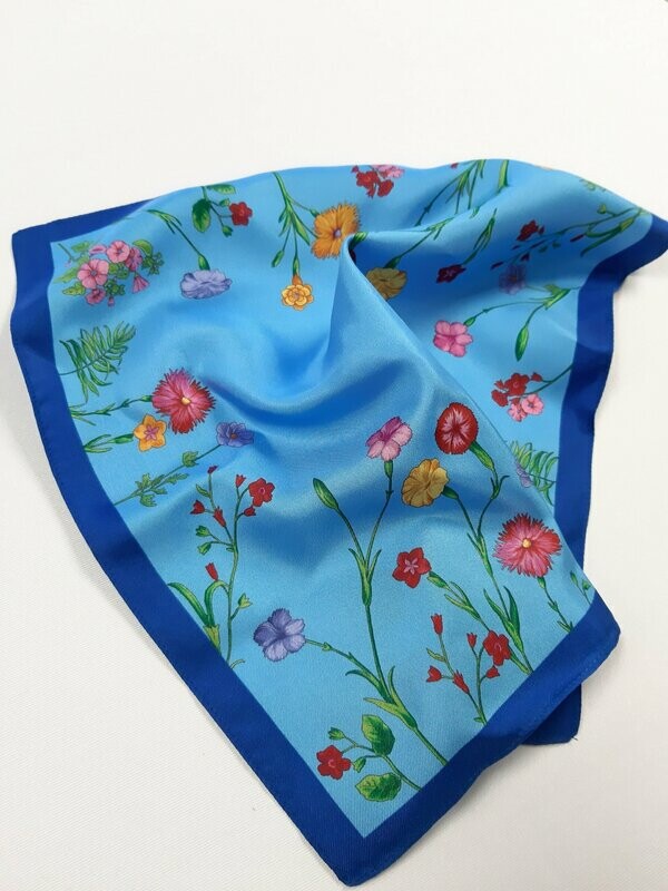 Pochette hellblau mit Blumen