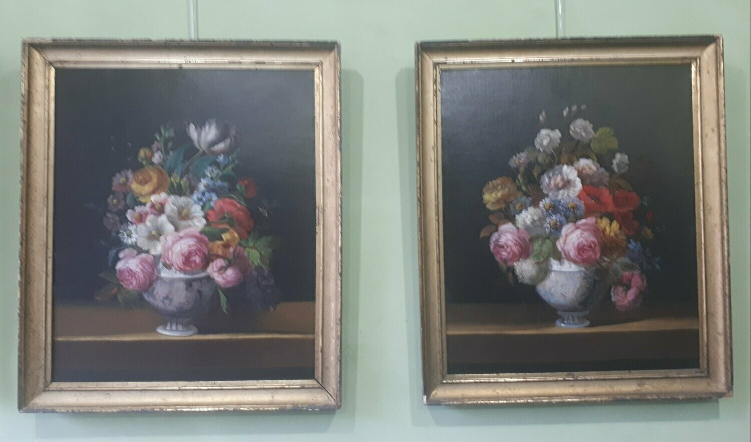 Paire d'huiles sur toiles "vases de fleurs" (Vendue)