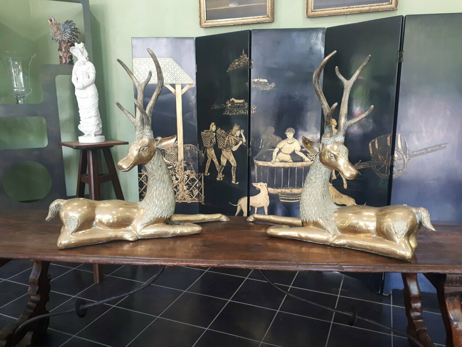 Paire de cerfs couchés en laiton (Vendue)