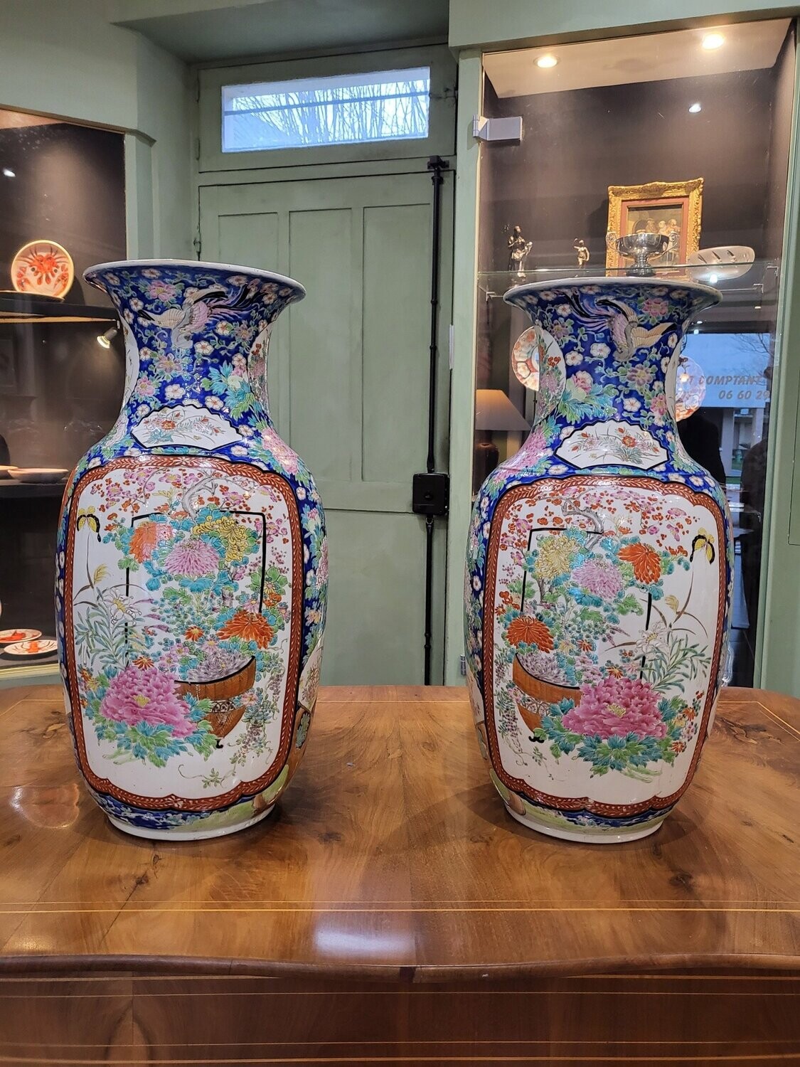 Paire de vases en porcelaine d'Asie (Vendue)