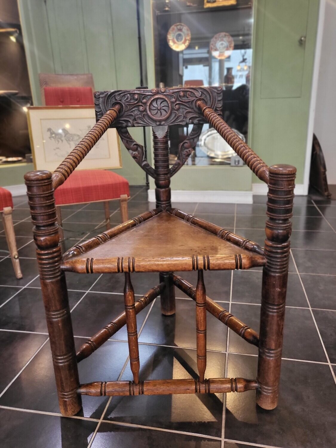 Chaise triangulaire en chene