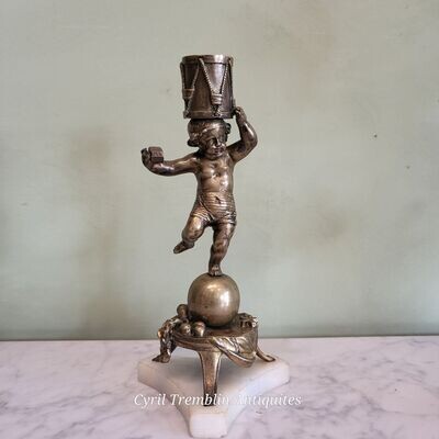 Bronze Putti formant Bougeoir