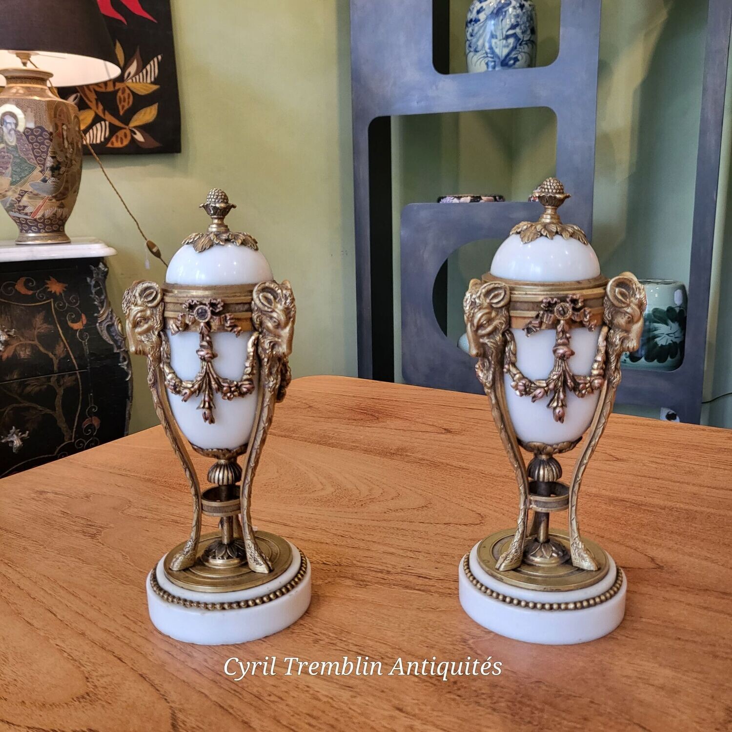 Paire de cassolettes formant bougeoirs (Vendue)