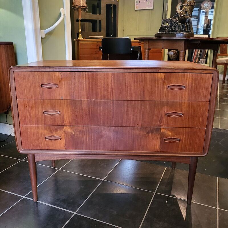 Commode 3 tiroirs Johannes Andersen (Vendue)