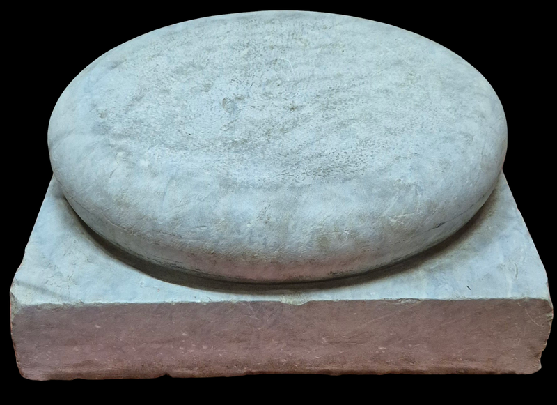 Important socle pour ornement de jardin