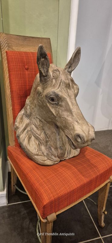 Importante tete de cheval en pierre reconstituée peinte