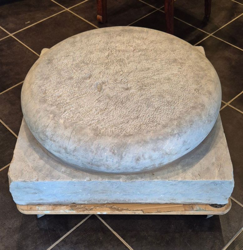 Important socle pour ornement de jardin