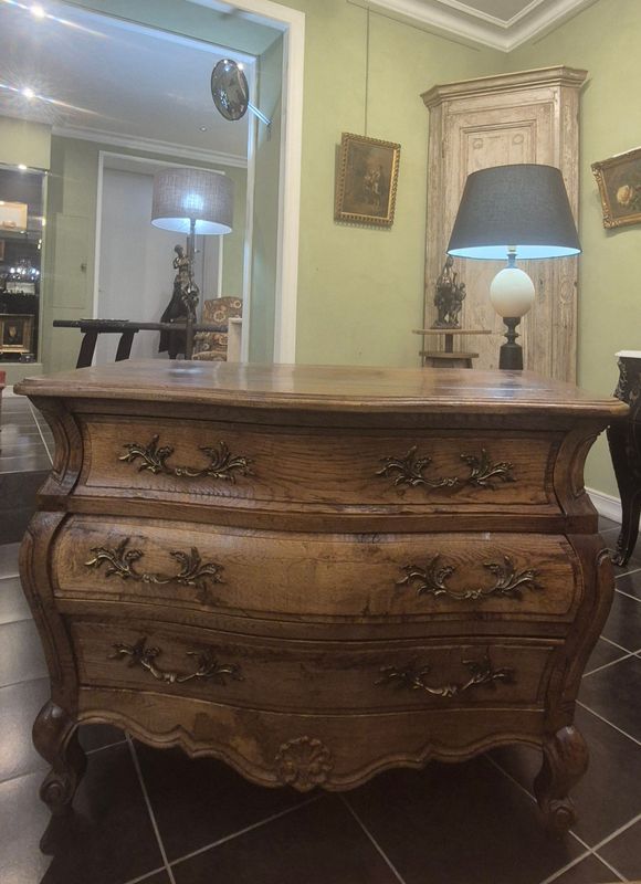Commode rustique galbée (Vendue) Commode rustique galbée (Vendue)