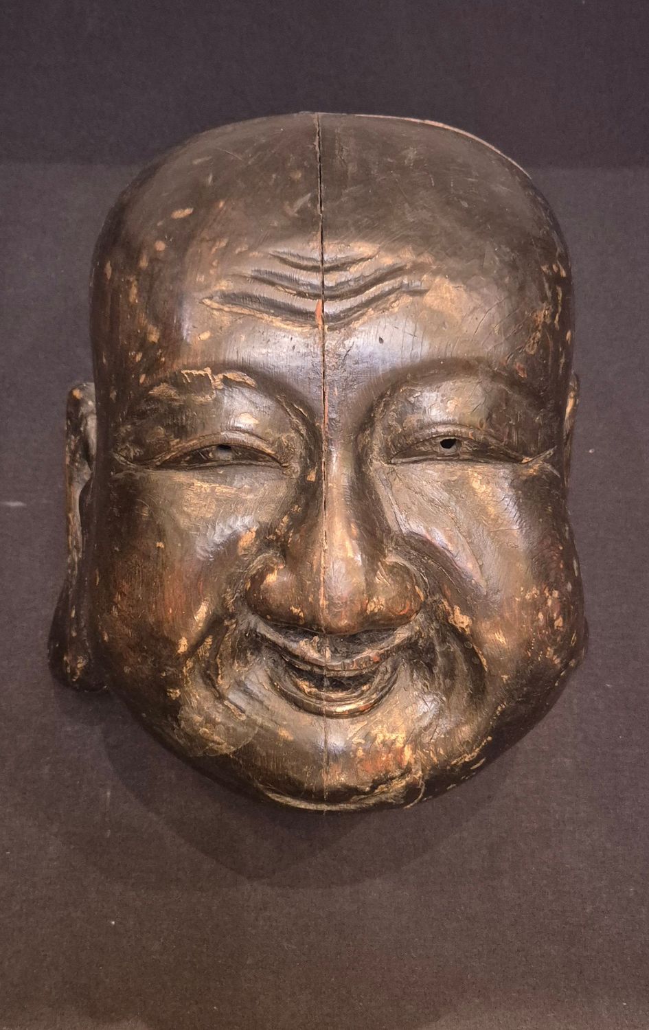 Masque Bouddha rieur en bois sculpté Masque Bouddha rieur en bois sculpté