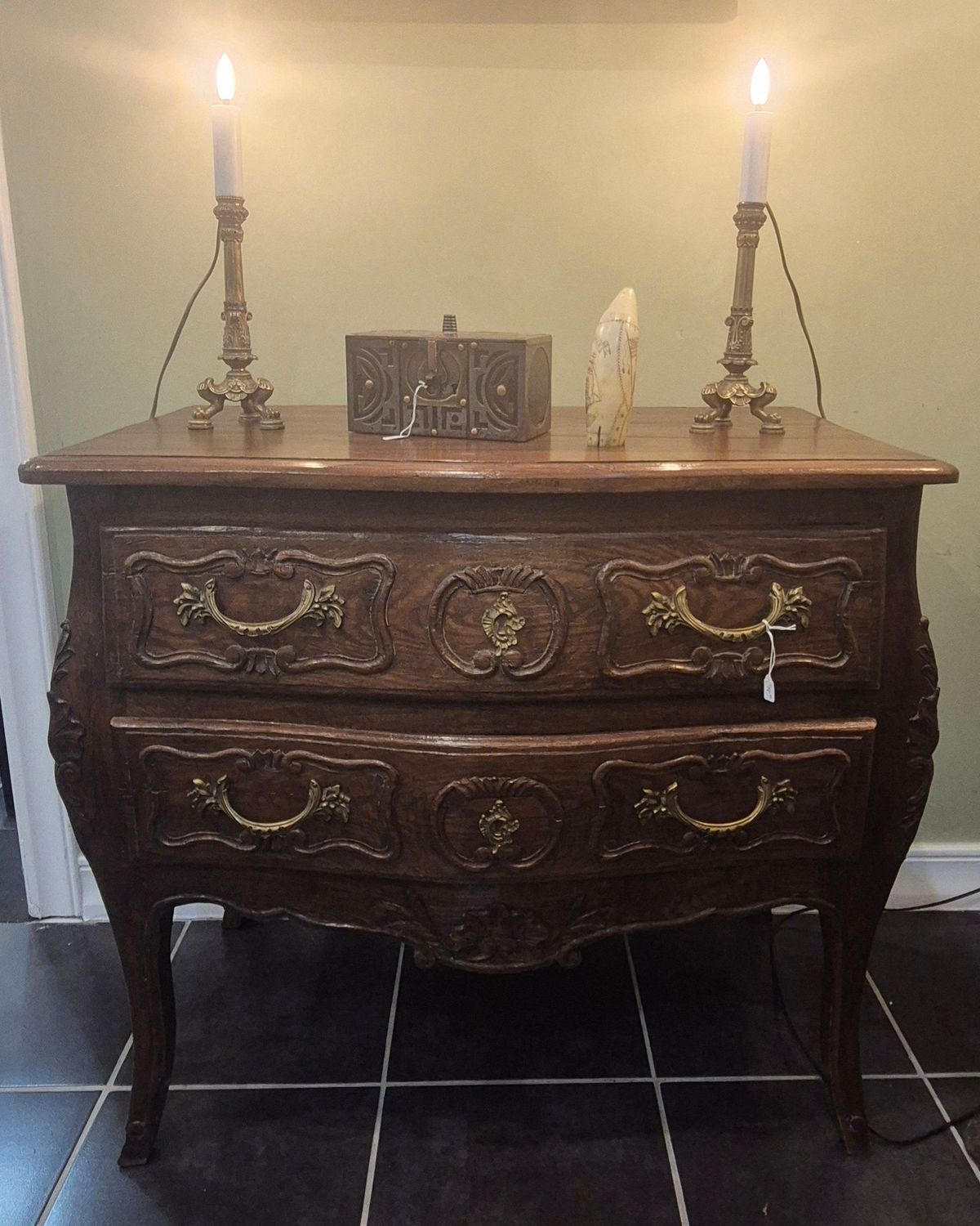 Commode sauteuse en chêne Commode sauteuse en chêne