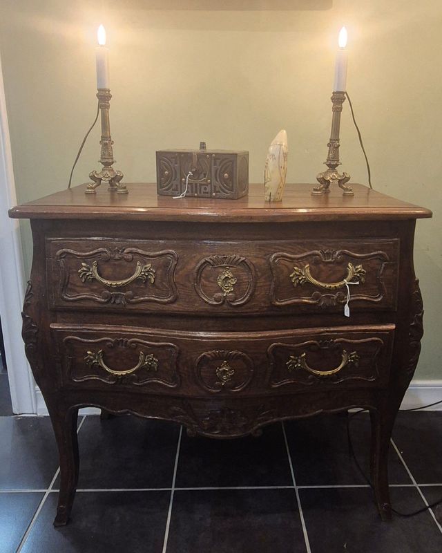 Commode sauteuse en chêne Commode sauteuse en chêne