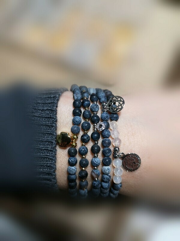 Pulseras azules.