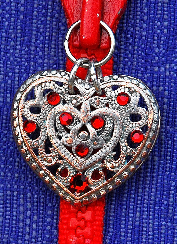 NECKLACE, HEART Pendant on a red ZIPPER