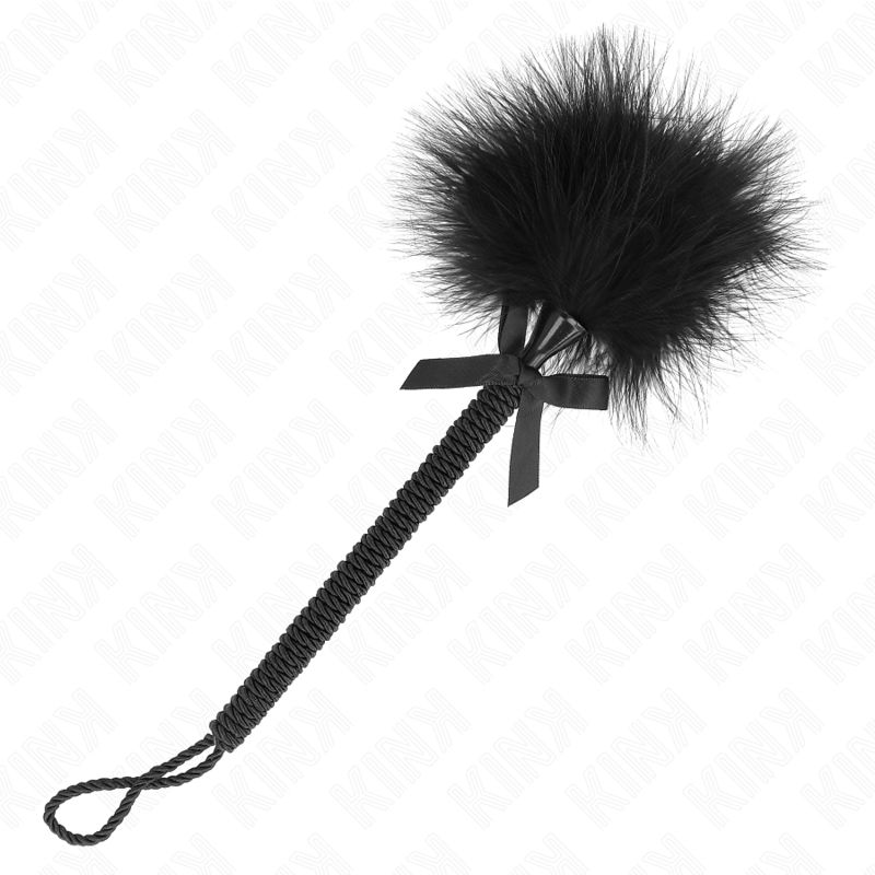 KINK - BACCHETTA IN CORDA DI NYLON CON PIUME TICKLE E FIOCCO NERO 25 CM KINK - BACCHETTA IN CORDA DI NYLON CON PIUME TICKLE E FIOCCO NERO 25 CM