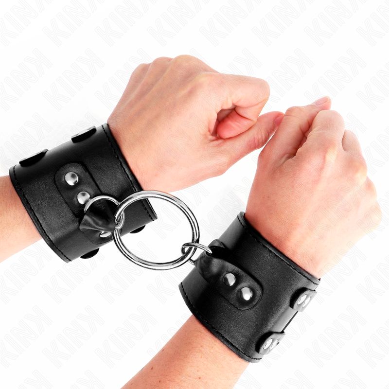 KINK - POLSO FISSO CON ANELLO E BORCHIE REGOLABILE NERO 17-22 CM X 6,5 CM KINK - POLSO FISSO CON ANELLO E BORCHIE REGOLABILE NERO 17-22 CM X 6,5 CM