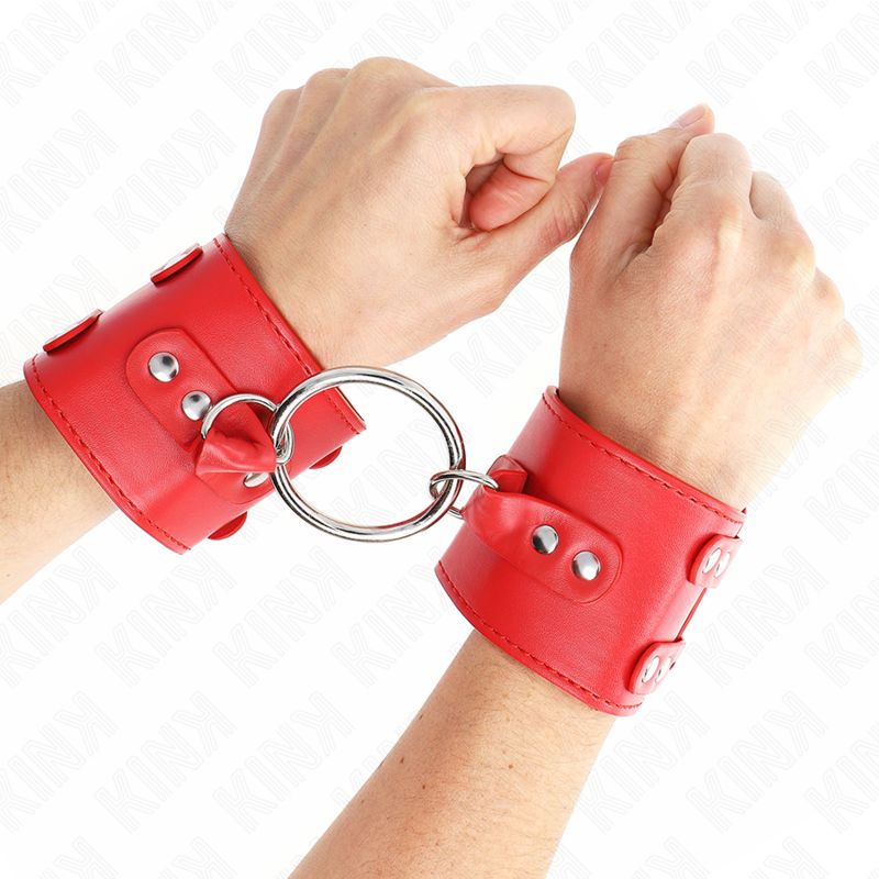 KINK - POLSO FISSO CON ANELLO E BORCHIE REGOLABILE ROSSO 17-22 CM X 6,5 CM KINK - POLSO FISSO CON ANELLO E BORCHIE REGOLABILE ROSSO 17-22 CM X 6,5 CM