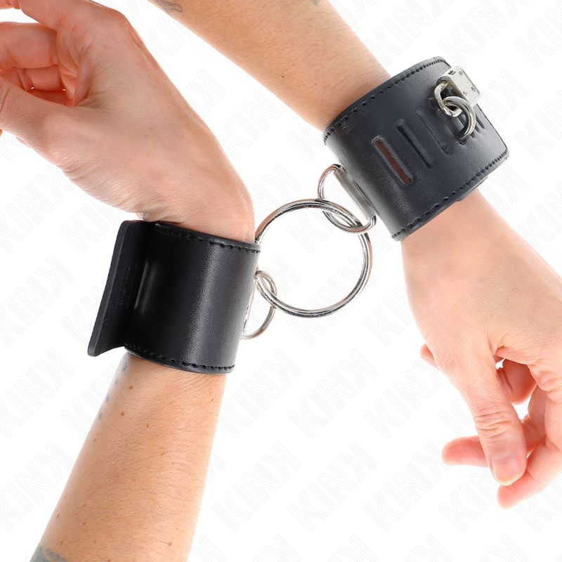 KINK - POLSO FISSO CON CHIUSURA AD ANELLO E LUCCHETTO NERO REGOLABILE 16-23 CM X 5,5 CM KINK - POLSO FISSO CON CHIUSURA AD ANELLO E LUCCHETTO NERO REGOLABILE 16-23 CM X 5,5 CM