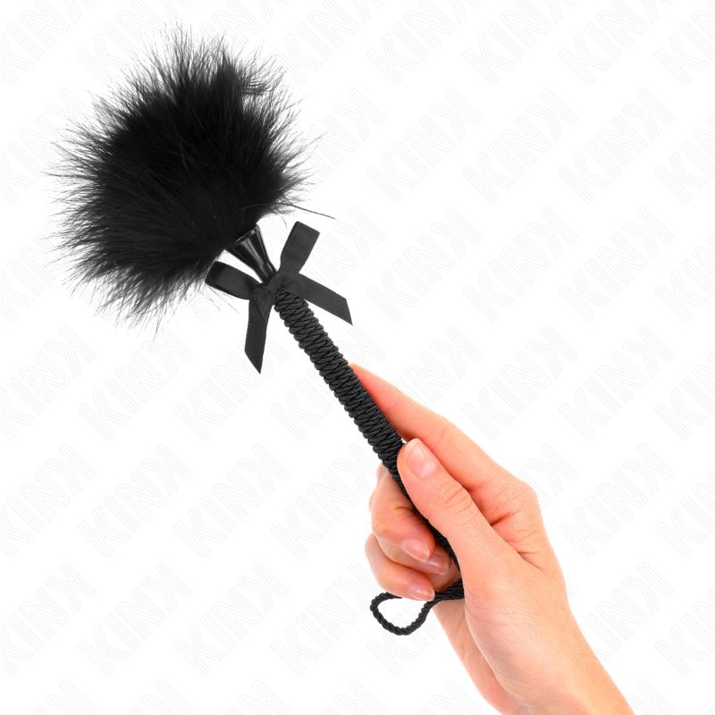 KINK - BACCHETTA IN CORDA DI NYLON CON PIUME TICKLE E FIOCCO NERO 25 CM KINK - BACCHETTA IN CORDA DI NYLON CON PIUME TICKLE E FIOCCO NERO 25 CM
