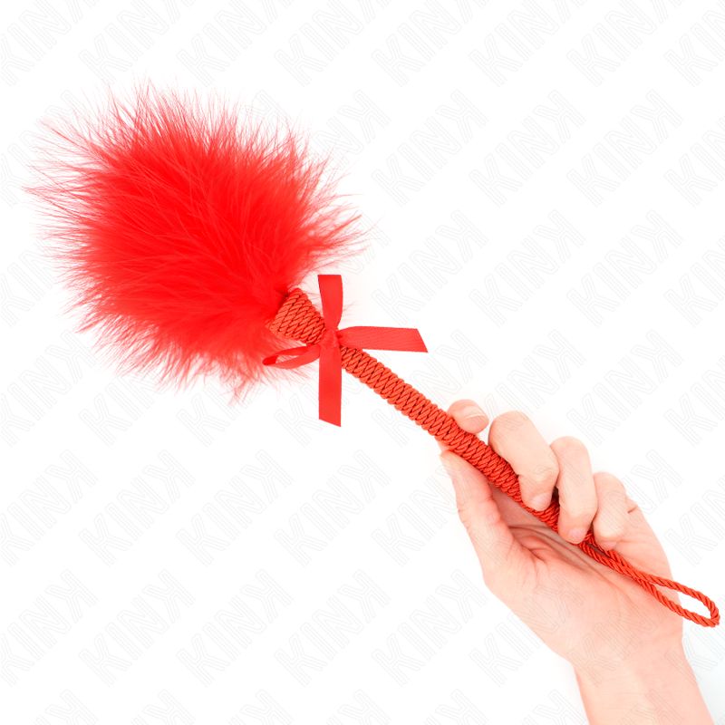 KINK - BACCHETTA IN CORDA DI NYLON CON PIUME TICKLE E FIOCCO ROSSO 25 CM KINK - BACCHETTA IN CORDA DI NYLON CON PIUME TICKLE E FIOCCO ROSSO 25 CM