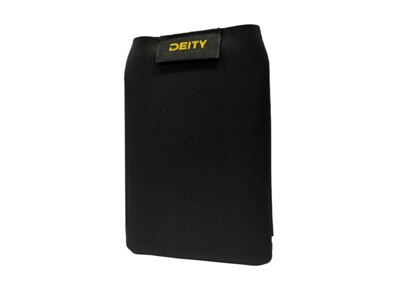DEITY POCHETTE THEOS