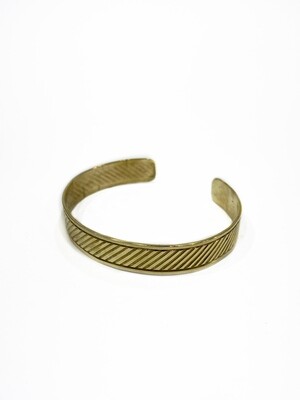 Nice brass bangle with diagonal fancy pattern
