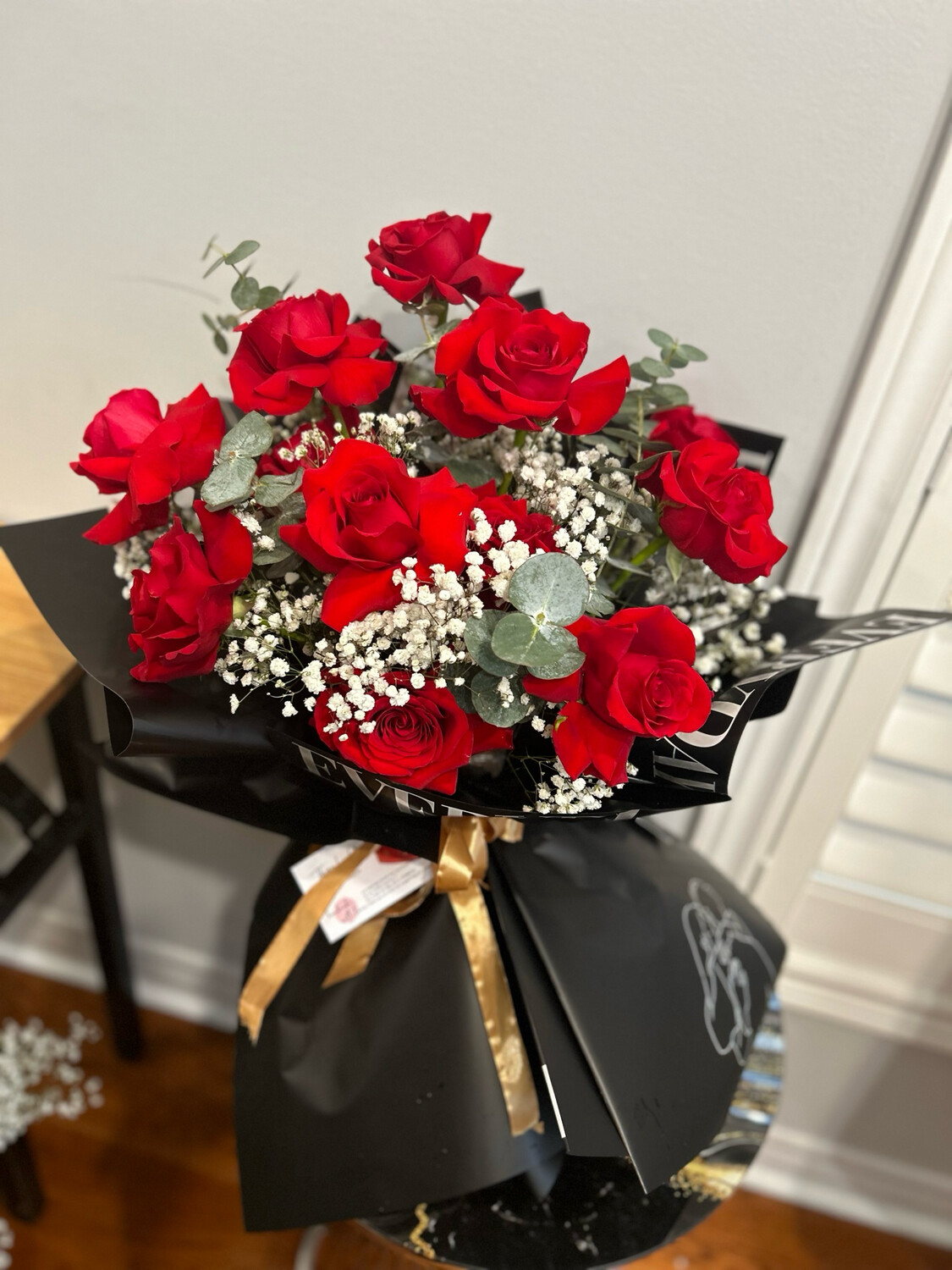 “Chic Blooms: Modern Elegance Red Rose Bouquet”