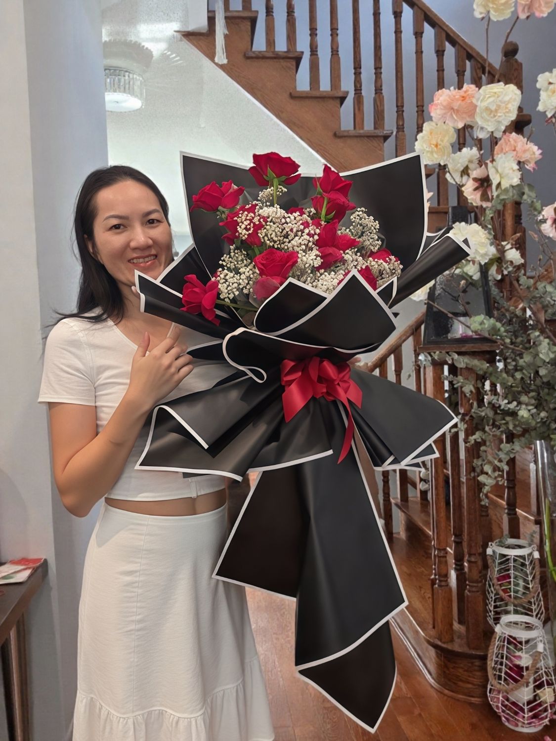 Elegant 12 Roses Bouquet – Wrapped in Black for a Luxurious Touch