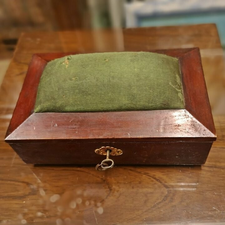Costurero Antiguo