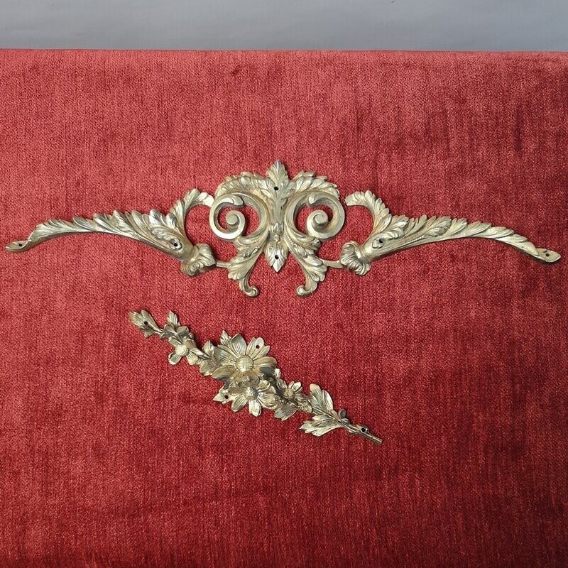 Dos Adornos Antiguos de Bronce