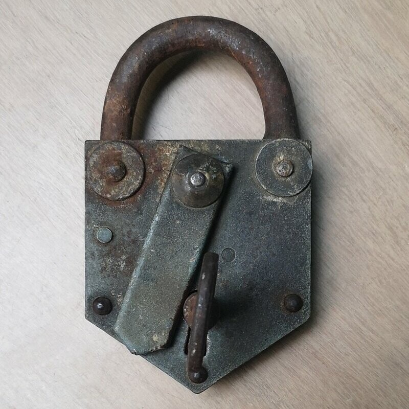Candado Antiguo de Forja