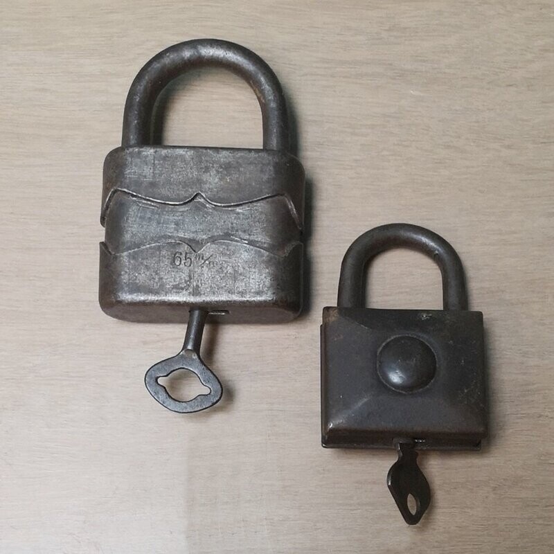Lote de Dos Candados Antiguos de Forja